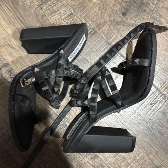 Steve Madden Soft Silicone Like Comfy Sole Studded Chunk Sandal Heels - Picture 4 of 10